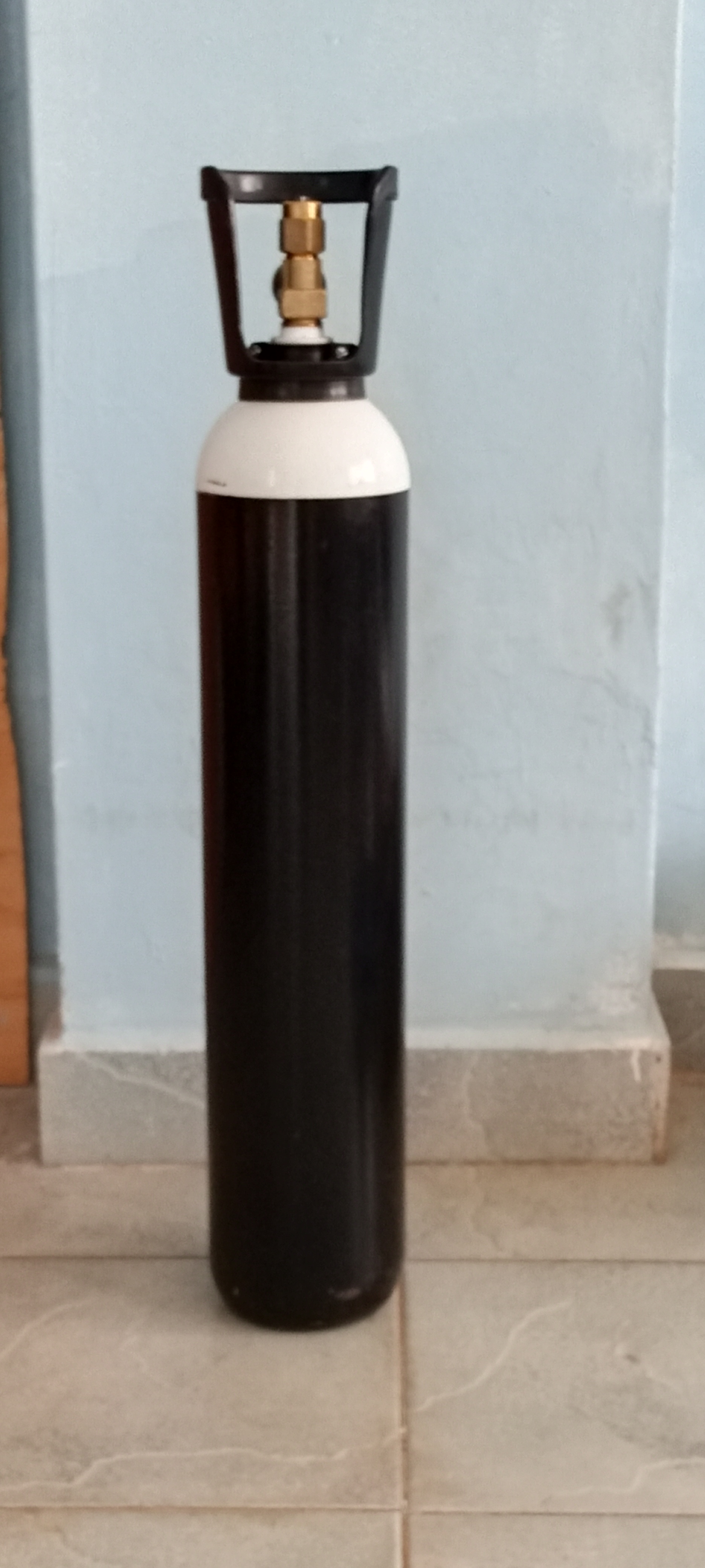 Oxygen Cylinder with Gas
